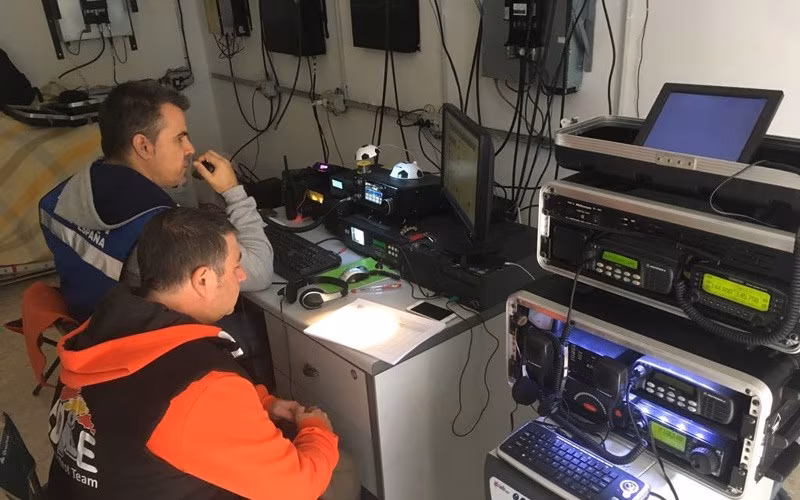 Miembros de la Unión de Radioaficionados Españoles en plena operación técnica, monitoreando comunicaciones mediante equipos especializados en una sala dedicada a la radiocomunicación. 16 de enero de 2017. Fuente: ure.es
