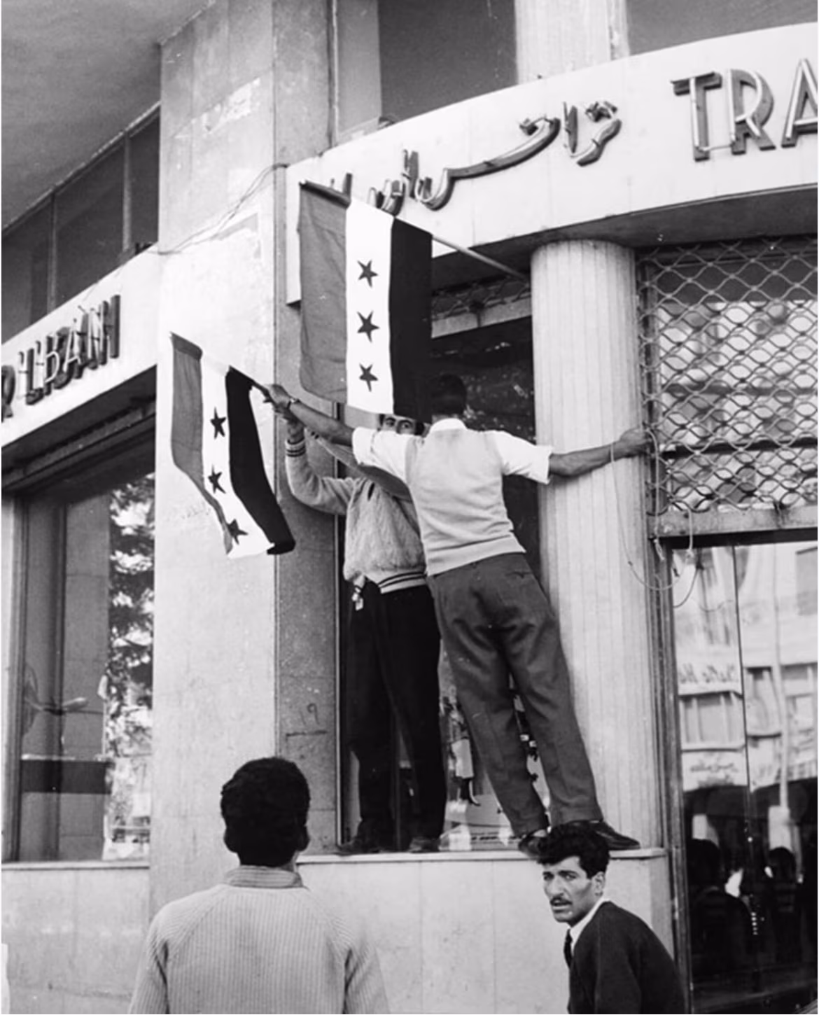 Izamiento de la bandera siria en lugar de la bandera de la República Árabe Unida después de que la RAU se disolviera en un golpe de estado en 1961