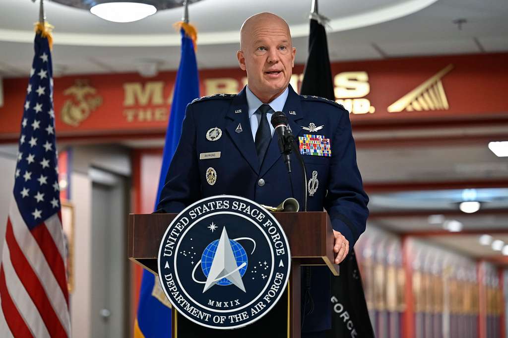 El comandante entrante del Comando Espacial de EE. UU., el general John W. Raymond (Foto del DoD de Lisa Ferdinando)   