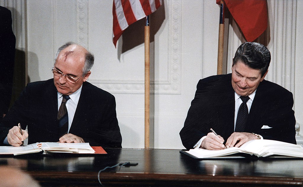 En 1987 , el presidente estadounidense Reagan y el secretario general del Partido Comunista Soviético, Mijail Gorbachov, firmaron el Tratado de Fuerzas Nucleares de Alcance Intermedio en la Sala Este de la Casa Blanca.