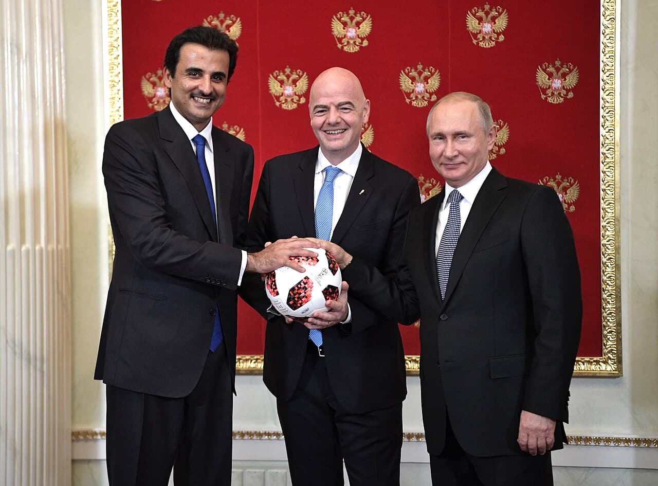 El presidente de Rusia Vladímir Putin y el presidente de la FIFA Gianni Infantino dan por finalizado el Mundial 2018 y otorgan el balón de dicho mundial al emir de Catar Tamim bin Hamad Al Thani como inicio de la espera para el Mundial 2022.