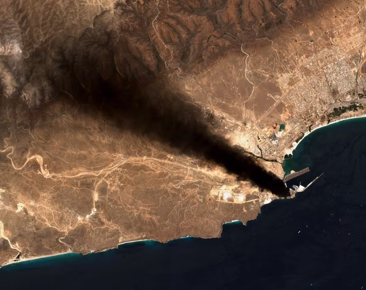 Imágenes satelitales del humo negro que se eleva desde el puerto de Salalah el 13 de marzo durante los ataques iraníes contra Omán en 2026.