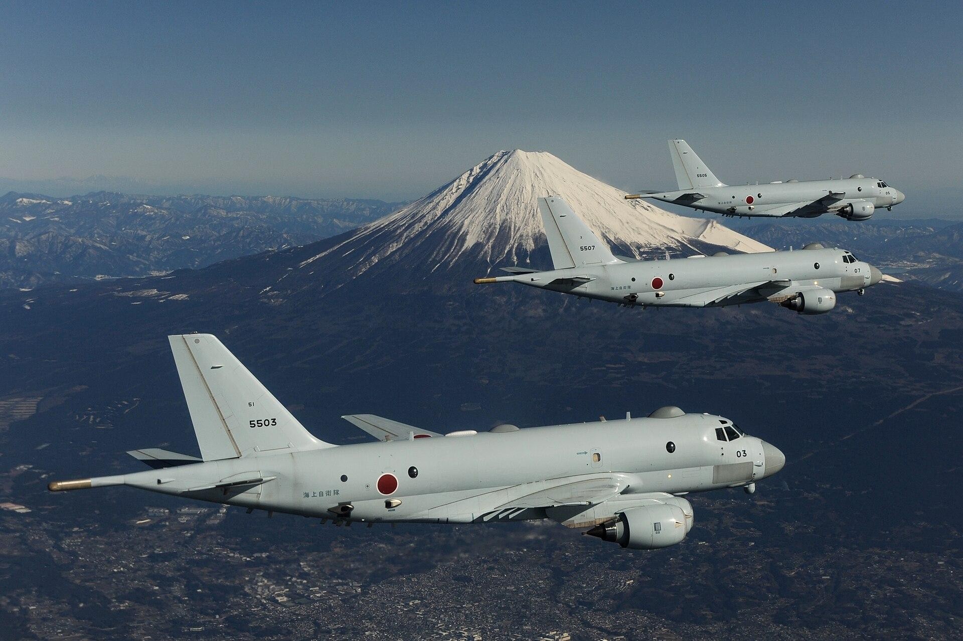 Tres aviones de patrulla marítima Kawasaki P-1 volando con el monte Fuji de fondo. Fuente: Ministerio de Defensa de Japón. 