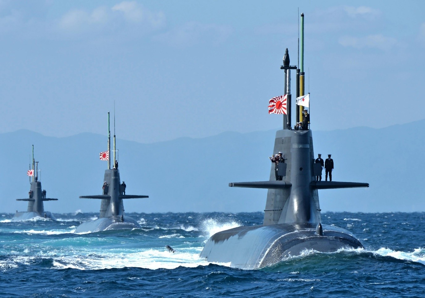 Submarino de ataque clase Taigei de la Fuerza de Autodefensa Marítima de Japón liderando una formación de submarinos de ataque, clases Sōryū y Oyashio, durante la Revisión Internacional de la Flota en el año 2022. Fuente: @Saturnax1/JMSDF