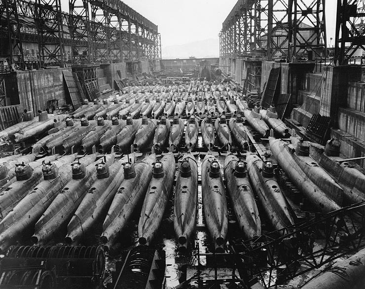 Unos 80 submarinos enanos japoneses tipo D “Koryu”, en un dique seco de la Base Naval de Kure. Japón, 19 de octubre de 1945. Fuente: Marina de los EE.UU.