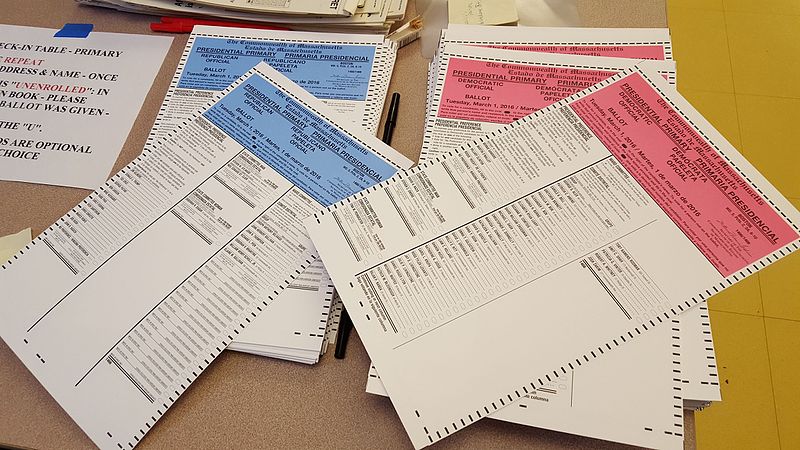 Una fotografía de las papeletas de las elecciones primarias presidenciales del Supermartes en Massachusetts, 1 de marzo de 2016. Autor: Whoisjohngalt