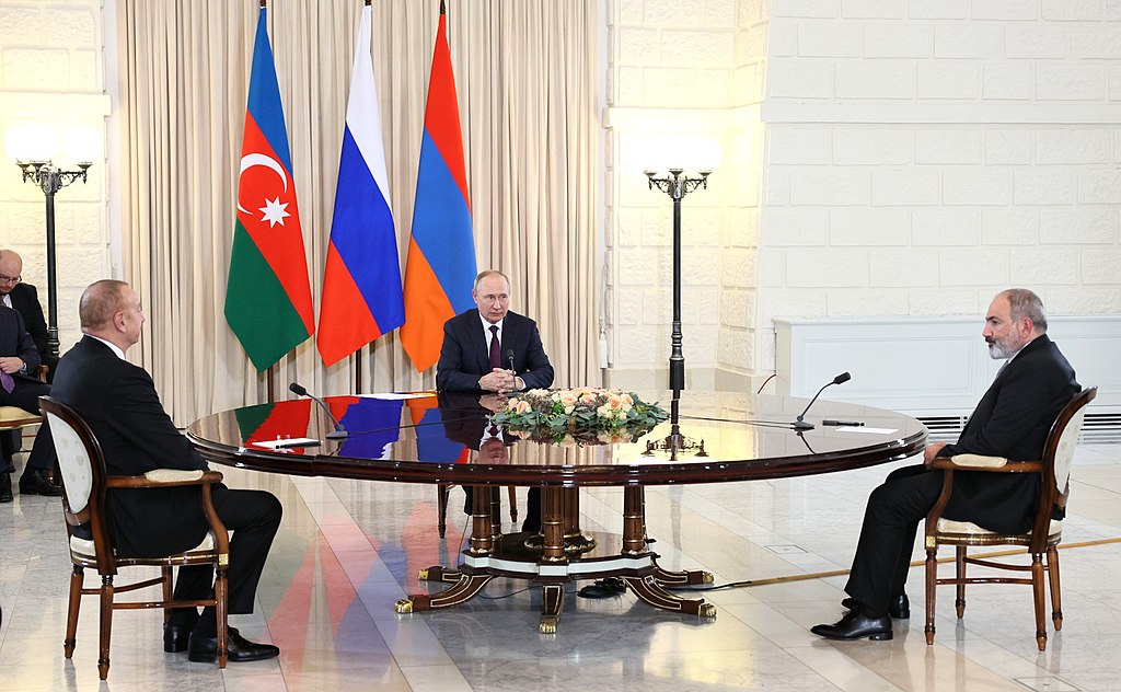 El presidente de Rusia, Vladimir Putin, en las conversaciones trilaterales con el presidente de Azerbaiyán, Ilham Aliyev, y el primer ministro de Armenia, Nikol Pashinyan. Fuente: Kremlin.ru