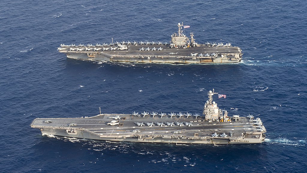 	 Elportaaviones USS Gerald R. Ford (CVN-78) de la Armada de los EE. UU. y el portaaviones USS Harry S. Truman (CVN-75) de la clase Nimitz en ruta en el océano Atlántico el 4 de junio de 2020