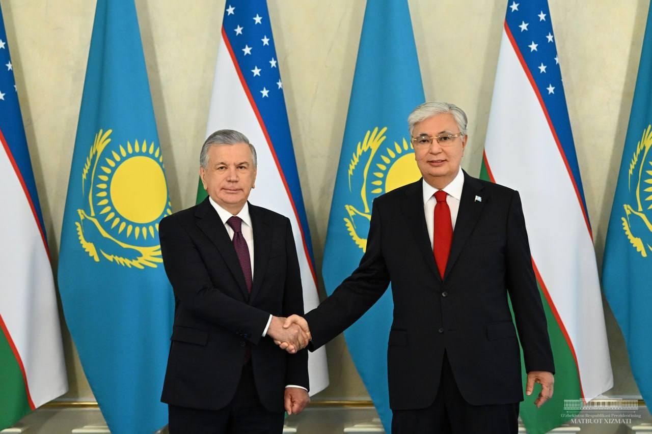 El presidente uzbeko, Mirziyoyev, y su homólogo kazajo, Toqayev, en una reunión en Astaná (Kazajistán). Fuente: Presidencia de Uzbekistán https://president.uz/en/lists/view/7447