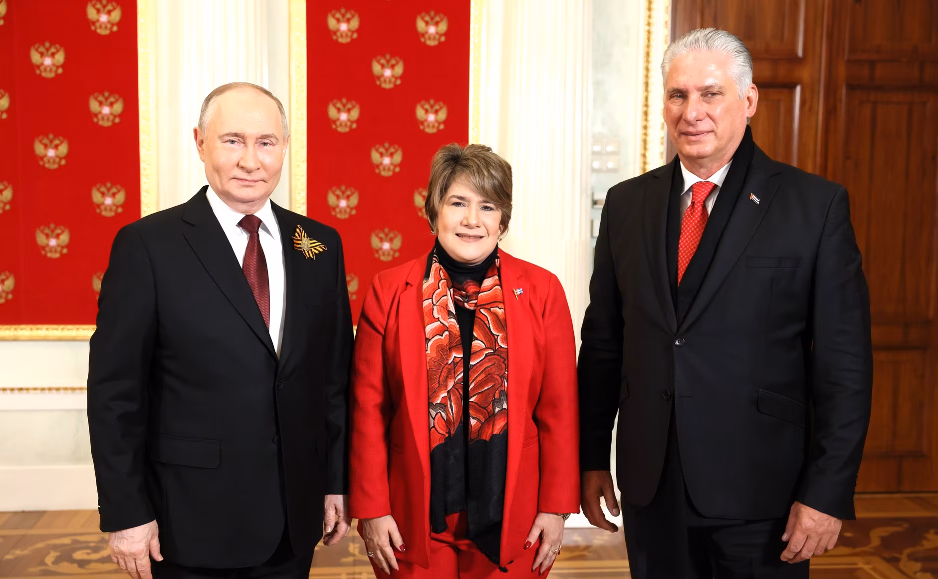  El presidente de Rusia, Vladimir Putin, el presidente de Cuba, Miguel Díaz-Canel, y su esposa, Lis Cuesta Peraza, antes del desfile del Día de la Victoria de 2024, Plaza Roja, Moscú, Rusia, mayo de 2024.