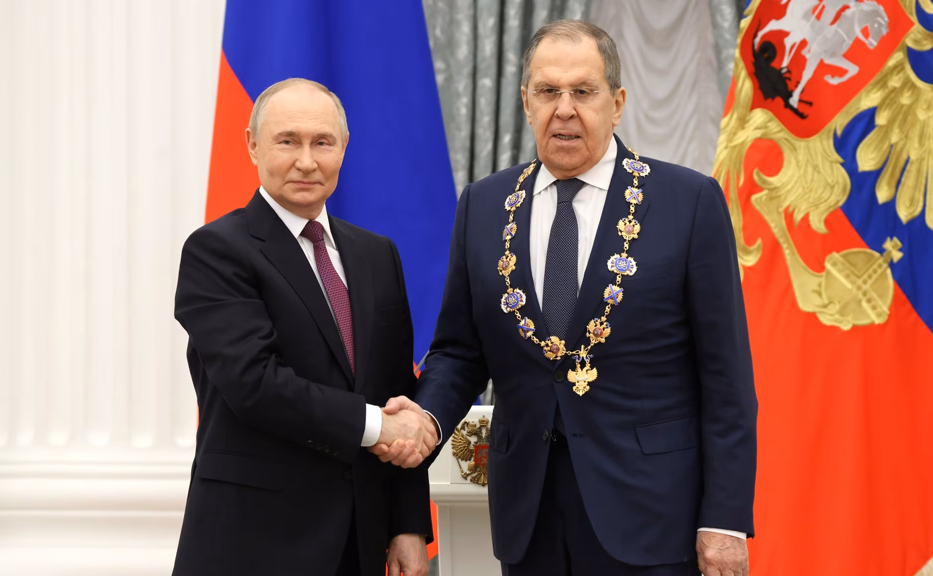 Putin condecora a Lavrov con La Orden Imperial de San Andrés, el Primer Apóstol Llamado, es la más antigua de las órdenes rusas. Fue establecida por el zar Pedro I el 30 de noviembre / 10 de diciembre 1698, en honor de San Andrés, el santo patrón de Rusia