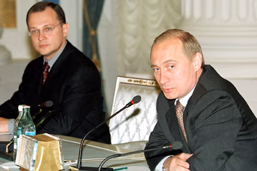 Vladimir Putin presenta a Sergei Kiriyenko, enviado plenipotenciario presidencial ante el Distrito Federal del Volga.