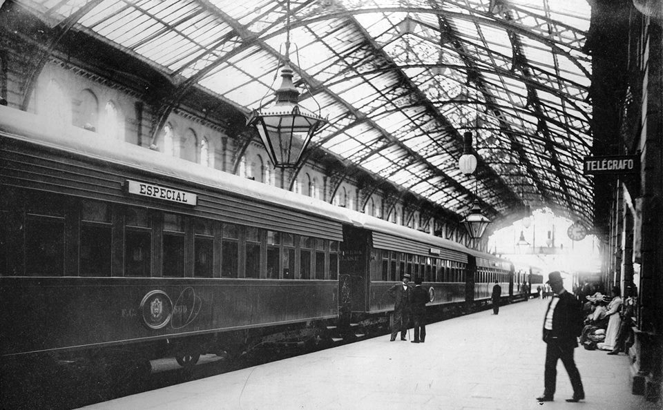 El entonces Senador Carlos Pellegrini a punto de abordar el tren en la estación Constitución, 1900.
