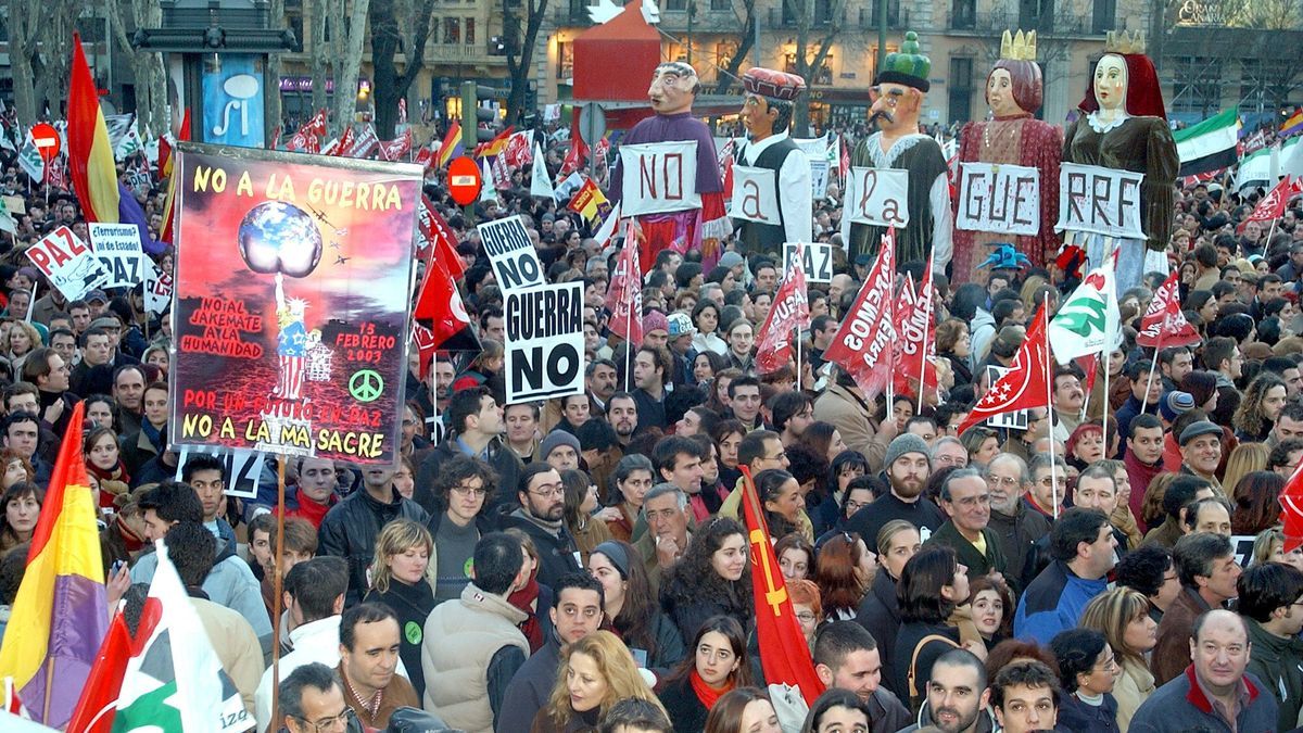 Vista del Paseo del Prado de Madrid donde decenas de miles de personas participaron en la manifestación convocada en rechazo a una posible guerra contra Irak en 2023. JUANJO MARTIN (EFE)