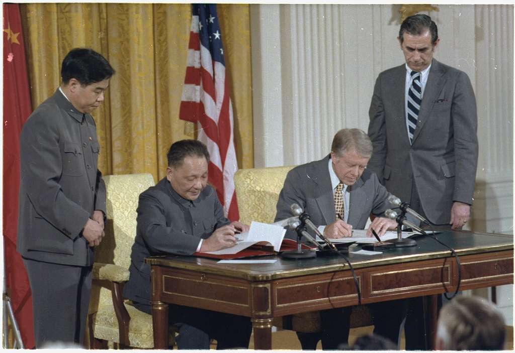 Deng Xiaoping y Jimmy Carter durante la ceremonia de firma chino-estadounidense.