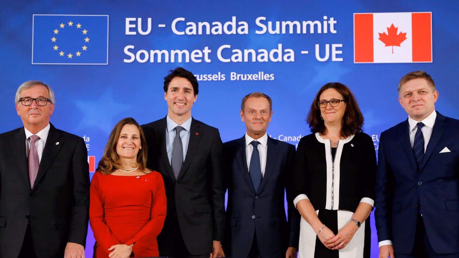 Jean-Claude Juncker junto a Justin Trudeau y las delegaciones de la Unión Europea y Canadá durante la cumbre bilateral de 20219.