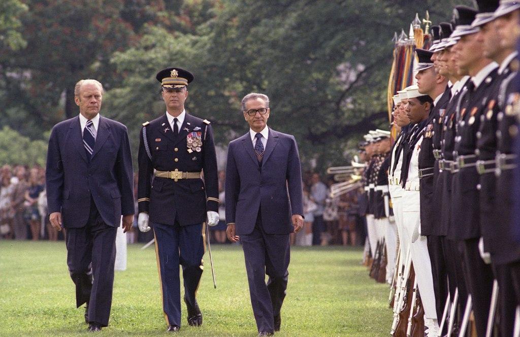 Fotografía del presidente Gerald R. Ford y el Sah de persia,  15 de mayo de 1075. Fuente: Dominio Público