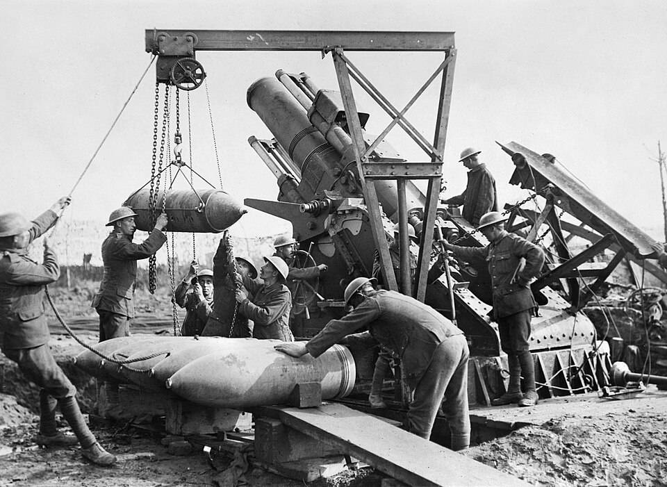 Tripulación de Artillería de la Marina Real cargando un obús de 15 pulgadas cerca de la carretera de Menin durante la Tercera Batalla de Ypres . Fecha 5 de octubre de 1917