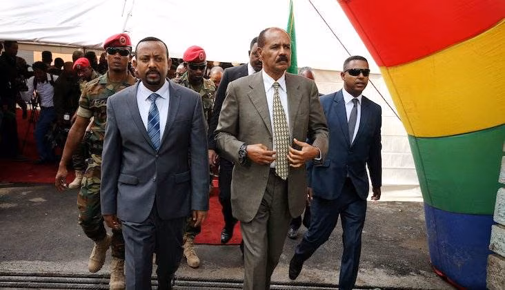 El presidente de Eritrea, Isaias Afwerki, y el primer ministro de Etiopía, Abiy Ahmed, llegan para una ceremonia de inauguración que marca la reapertura de la embajada de Eritrea en Addis Abeba, Etiopía, el 16 de julio de 2018. Foto: Tiksa Negeri