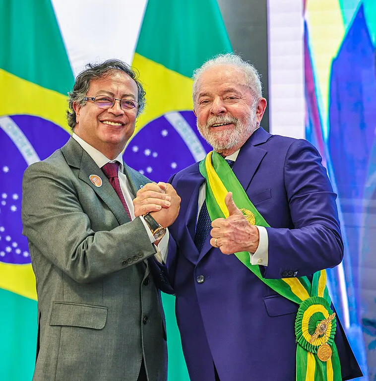 El Presidente de la República, Luiz Inácio Lula da Silva, recibe el saludo del Presidente de Colombia, Gustavo Petro. Foto: Ricardo Stuckert/PR