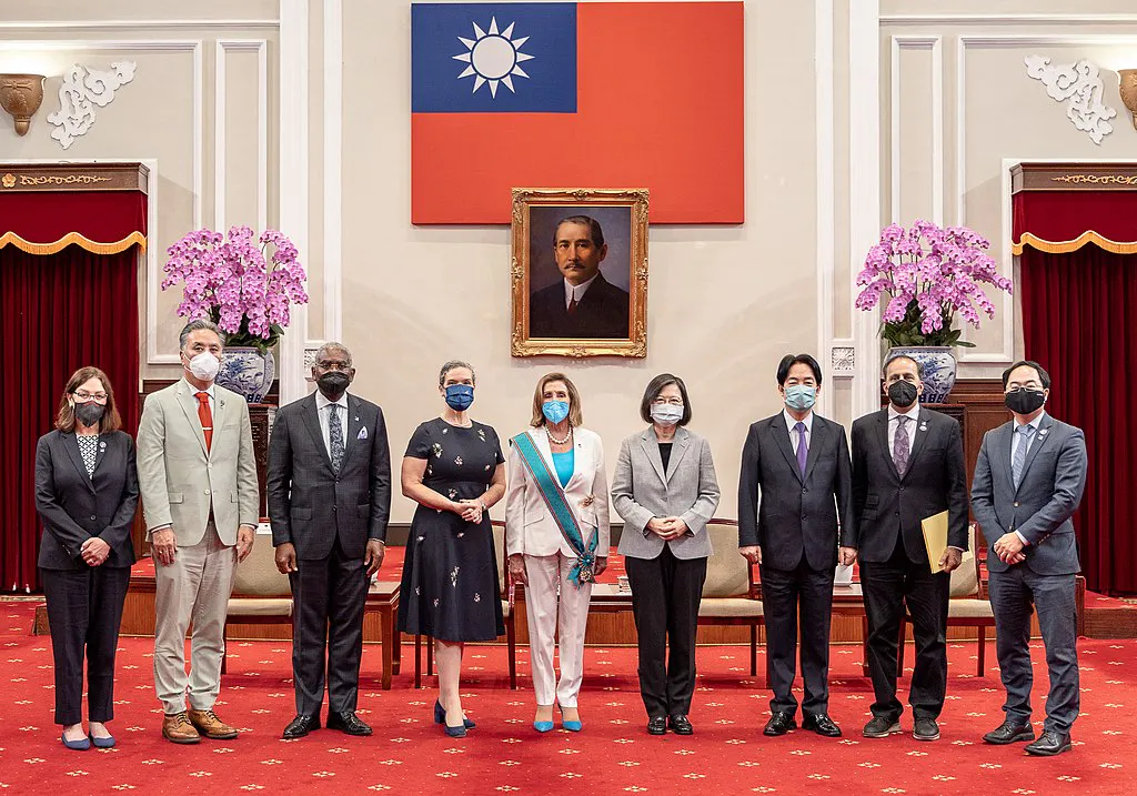 La delegación de Nancy Pelosi se reúne con la presidenta taiwanesa, Tsai Ing-wen, y el vicepresidente, Lai Ching-te, en el edificio de la Oficina Presidencial con Sandra Oudkirk , directora del Instituto Americano en Taiwán. Fuente: 總統府