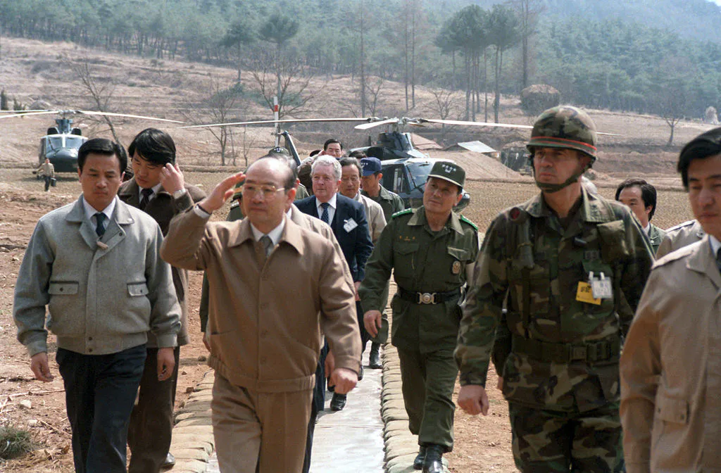 1024px-Chun_Doo-hwan_and_Claude_M._Kicklighter,_Chung_ho-yong,_1985-Mar-22.jpg