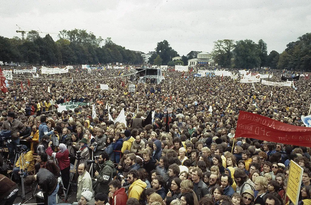 Manifestación masiva por la paz en Bonn contra la modernización de las armas nucleares en Europa Occidental, 10 de octubre de 1981. Autor: Rob Bogaerts / Anefo