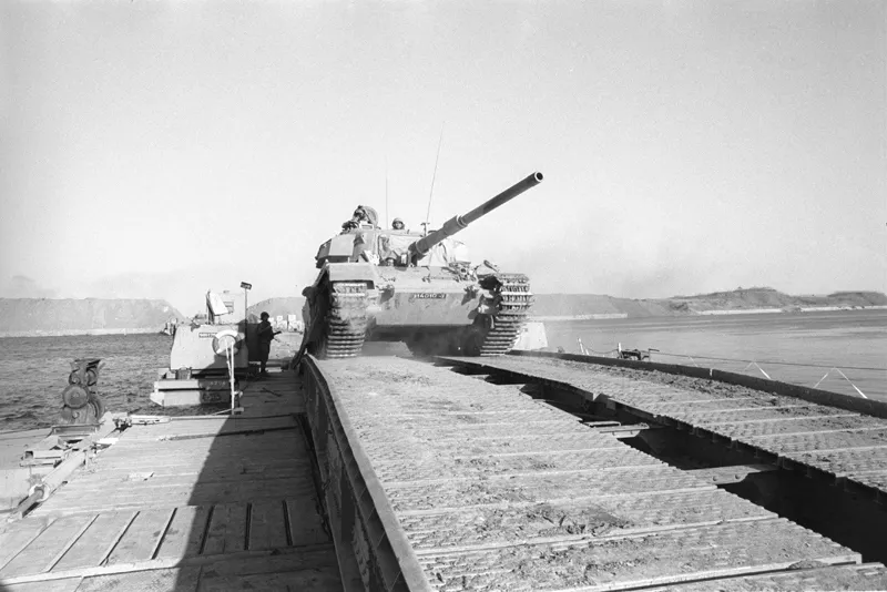 Tanques israelíes cruzando el Canal de Suez. Fuente: IDF Spokesperson's Unit