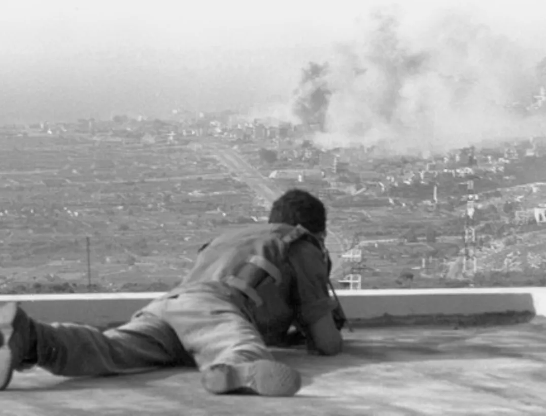 Un soldado de las FDI observa un bombardeo aéreo de Beirut, Líbano, 6 de junio de 1982. Fuente: Oficina del Portavoz de las FDI