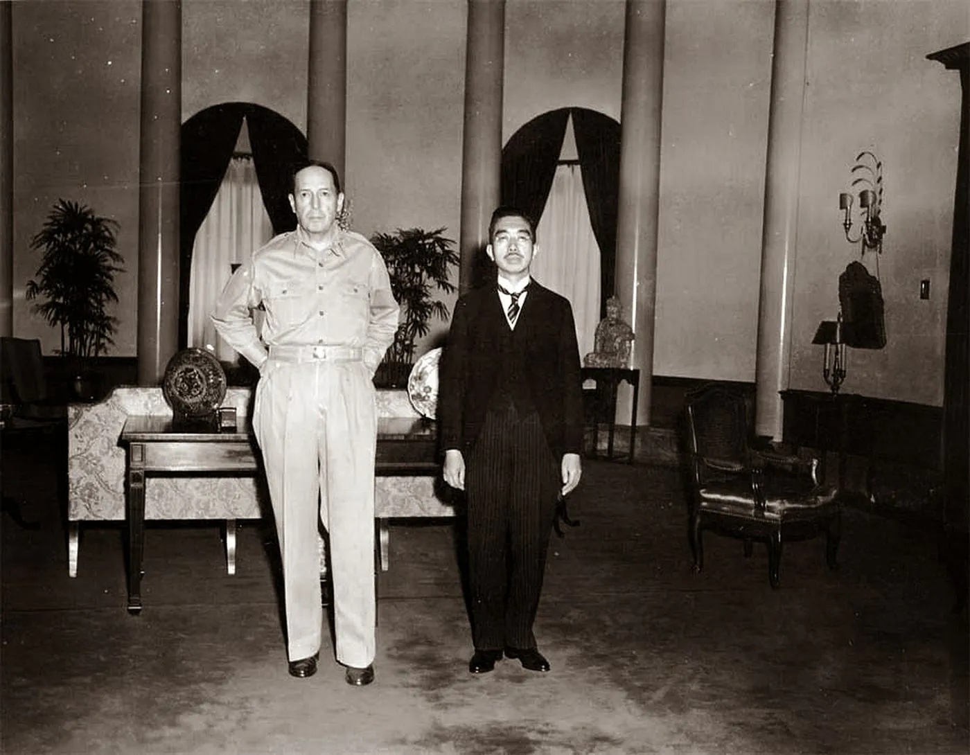 Esta es una fotografía del emperador Hirohito y el general MacArthur reunidos el 29 de septiembre de 1945, después de que Japón se rindiera al concluir la Segunda Guerra Mundial.