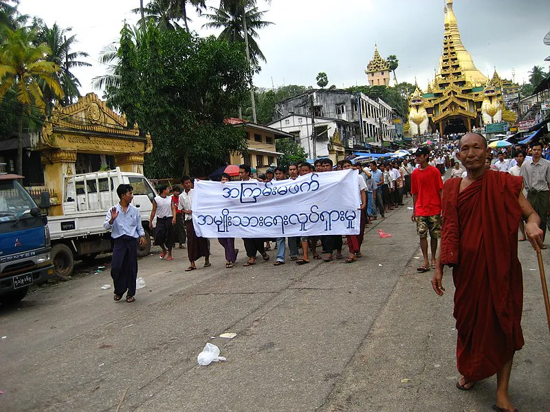 Monjes protestando en Birmania (Rangún, pagoda de Shwedagon)