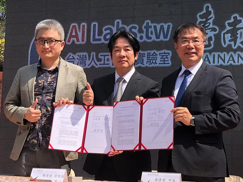 Lai Ching-te (centro) en 2019. Fuente: Tainan City Government