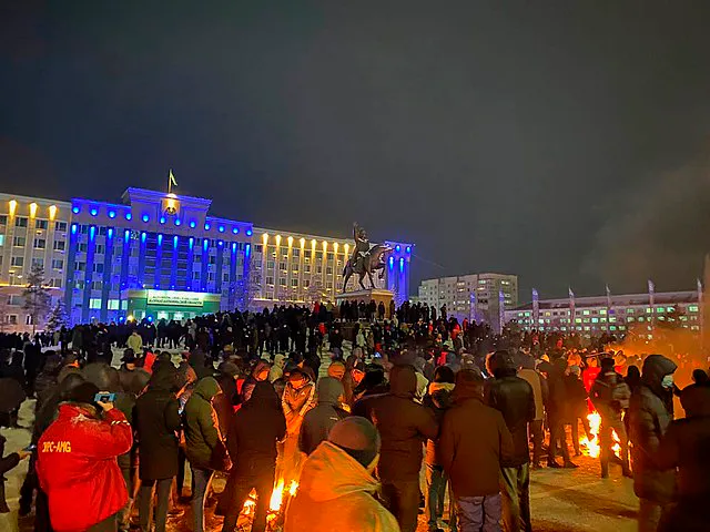 Manifestantes en la plaza central de Aktobe el 4 de enero de 2022. Autor: Calabaha1969