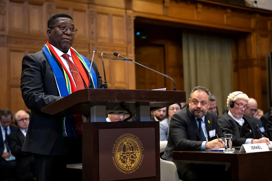 El embajador de Sudáfrica, Vusi Madonsela, habla en nombre del equipo de defensa sudafricano en el caso del genocidio de Gaza contra Israel presentado por Sudáfrica en La Haya, Países Bajos. Fuente: CPI
