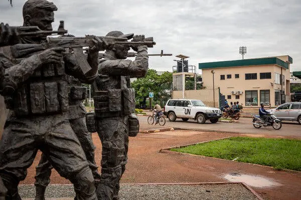 Estatua conmemorativa de los mercenarios rusos en Bangui. Más de 1.000 mercenarios de Wagner y algunos de los principales operativos del grupo permanecen en el país. Créditos: New York Times