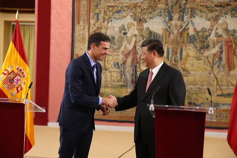 28/11/2018. El presidente Pedro Sánchez y el presidente de la República Popular China, Xi Jinping, se saludan al término de sus intervenciones ante el Consejo Asesor Empresarial España-China. Fuente: La Moncloa 