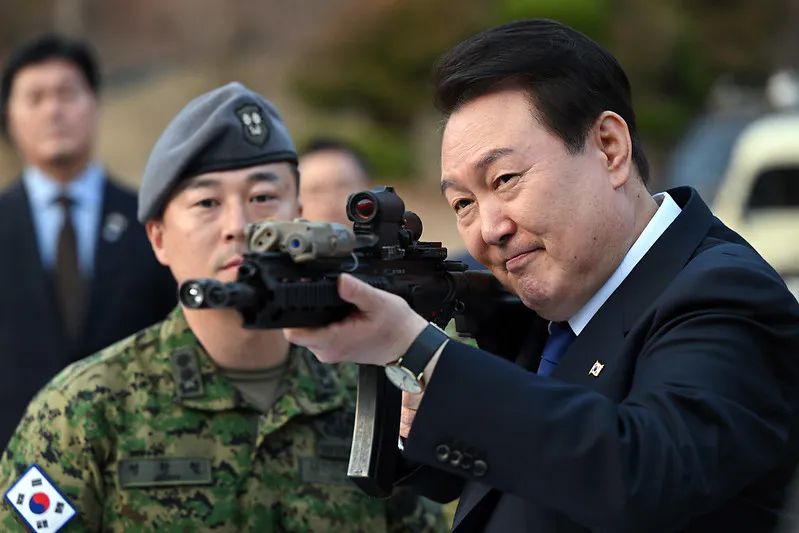 El presidente Yoon Suk Yeol visita la Flotilla de Guerra Especial de la Armada en Jinhae, provincia de Gyeongsangnam-do, el 10 de marzo de 2023.