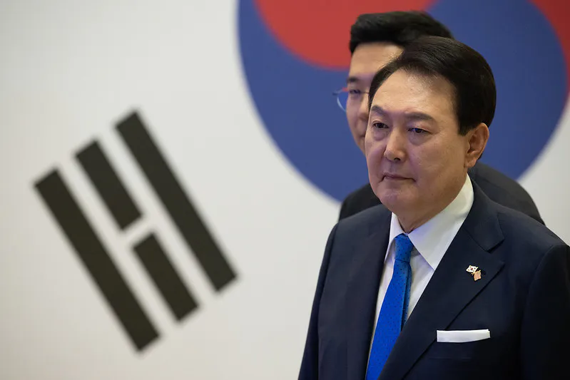 El presidente Yoon Suk Yeol de la República de Corea, durante una sesión informativa con la Dra. Lesley Ott, meteoróloga investigadora y climatóloga del Centro de Vuelo Espacial Goddard de la NASA. Fuente: NASA/Joel Kowsky