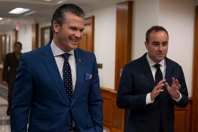 El secretario de Defensa, Pete Hegseth, conversa con el ministro francés de las Fuerzas Armadas, Sébastien Lecornu
