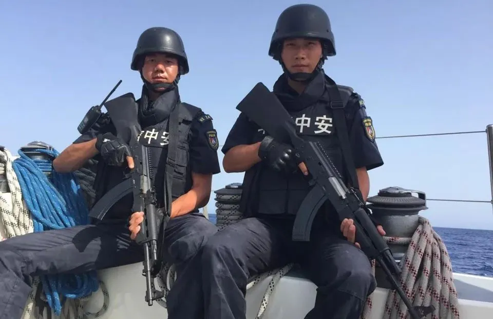 Dos miembros del servicio de protección marítima del contratista chino de seguridad privada Hua Xin Zhong An. Créditos: Cuenta de WeChat de Hua Xin Zhong An.