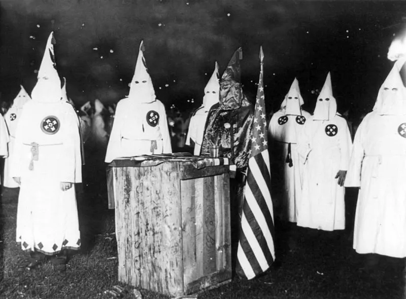 Manifestación del KKK cerca de Chicago en la década de 1920