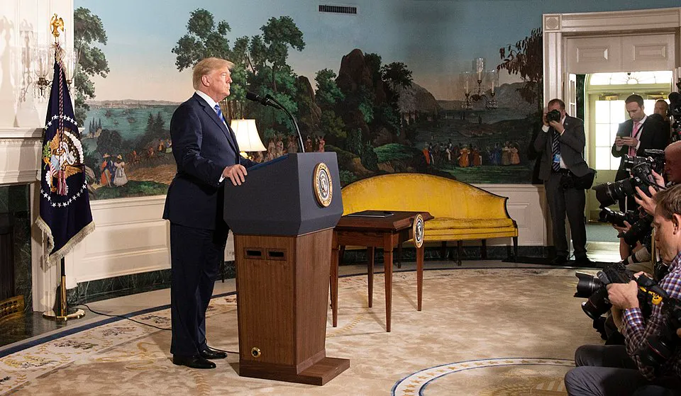 Trump anuncia la retirada de Estados Unidos el 8 de mayo.
