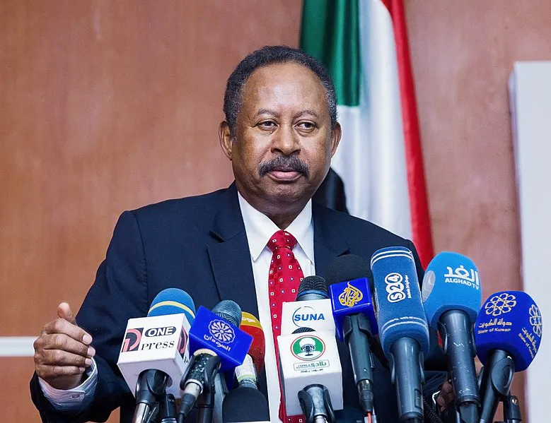 El primer ministro sudanés, Abdalla Hamdok, pronunciando su discurso durante el foro de medios alternativos en Jartum, Sudán. Ola A. Alsheikh.