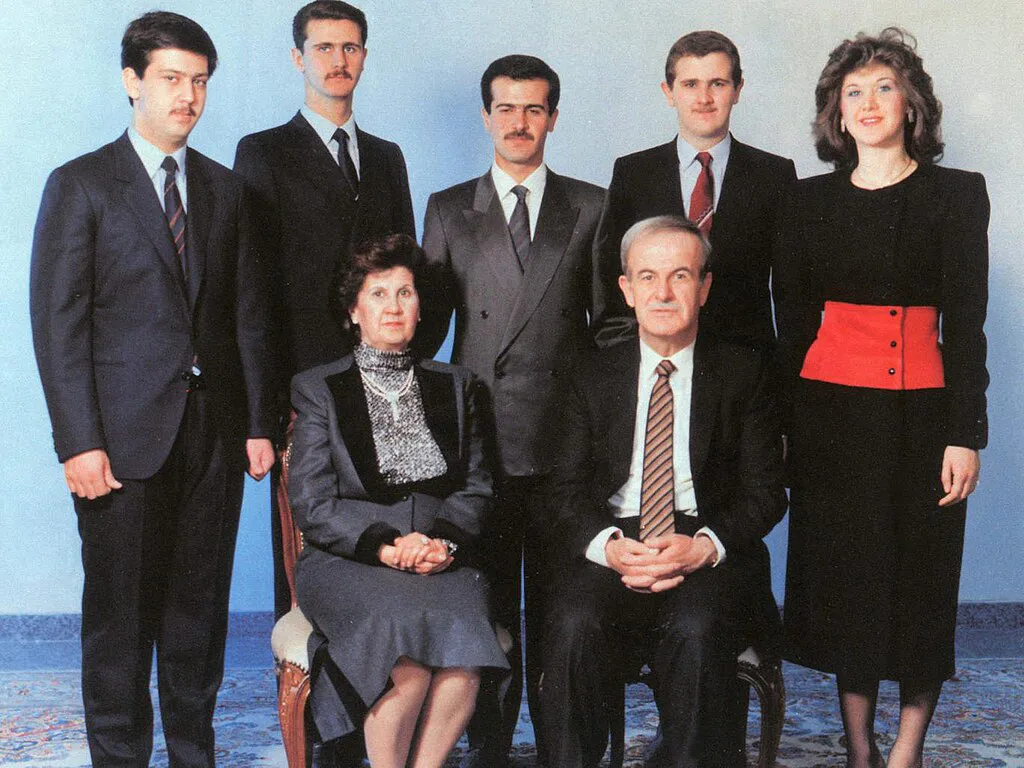 La familia Assad. Hafez al-Assad y su esposa, la señora Anisa Makhlouf. En la última fila, de izquierda a derecha: Maher, Bashar ,Basil ,Majid y Bushra al-Assad.