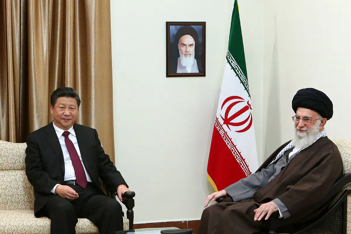 El Presidente de la República Popular China, Xi Jinping, y la delegación que lo acompaña se reunieron con el Líder Supremo de la Revolución Islámica, Ali Jamenei. Fuente: Khamenei.ir