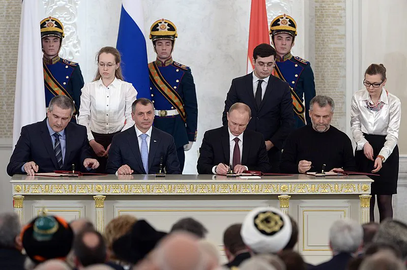  Acuerdo "Sobre la incorporación de la República de Crimea y Sebastopol a la Federación de Rusia. De izquierda a derecha: S. Aksyonov, V. Konstantinov, V. Putin, A. Chalii. Fuente:
