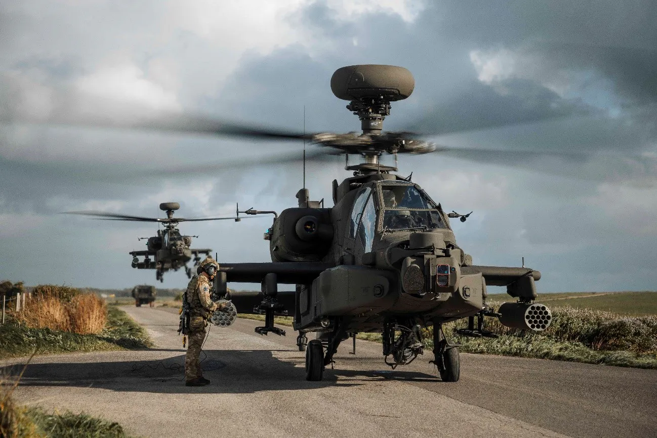 Miembro de Cuerpo Aéreo del 3 Regimiento con los nuevos helicópteros de ataque Apache AH-63E del Ejército Británico en su primera salida al campo. 28 de octubre de 2022, Ejercicio Talon Guardian. Fuente:&nbsp;Ministerio de Defensa Británico.