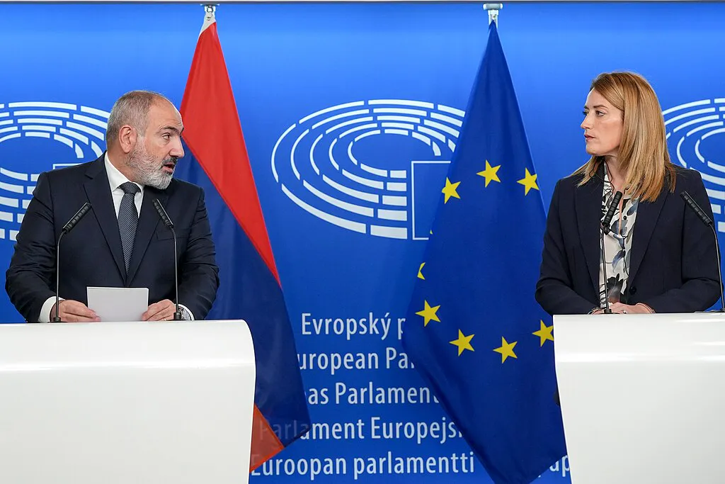 Pashinyan y la presidenta del Parlamento Europeo, Roberta Metsola, en Bruselas, el 20 de octubre de 2023. Fuente: Parlamento Europeo