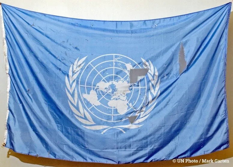 Bandera de Naciones Unidas tras el atentado bomba en el Hotel Canal. Bagdad, 2003. 