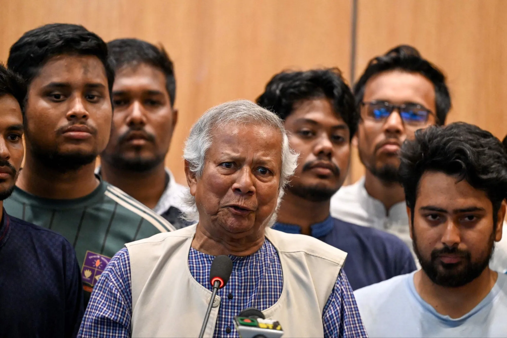 Muhammad Yunus rodeado de líderes estudiantiles. Fuente: El Mundo